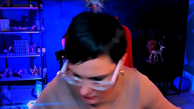 Snapshot of LauraDavidsons chatting on December 3, 4:28 pm LauraDavidsons online show from December 3, 4:28 pm