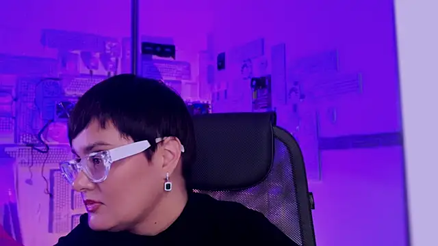 Snapshot of LauraDavidsons chatting on November 7, 4:00 pm LauraDavidsons online show from November 7, 4:00 pm