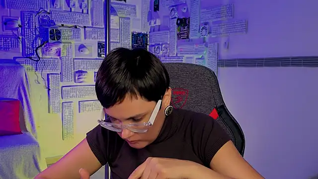 Snapshot of LauraDavidsons chatting on October 1, 4:44 pm LauraDavidsons online show from October 1, 4:44 pm