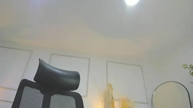 Snapshot of Emilywillis8 chatting on October 28, 1:21 pm Emilywillis8 online show from October 28, 1:21 pm