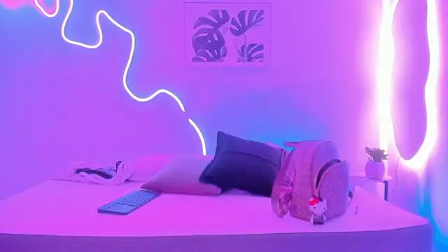 Snapshot of Emilywillis8 chatting on November 14, 3:32 am Emilywillis8 online show from November 14, 3:32 am