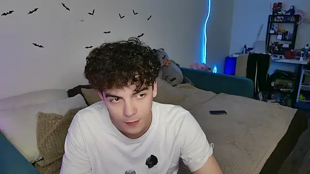 Snapshot of Alice18James chatting on October 29, 2:54 am Alice18James online show from October 29, 2:54 am