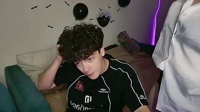 Snapshot of Alice18James chatting on October 30, 3:53 pm Alice18James online show from October 30, 3:53 pm