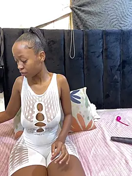 SexyPetitex25 online show from March 13, 8:36 pm