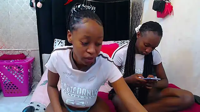 SexyPetitex25 online show from November 7, 12:21 pm