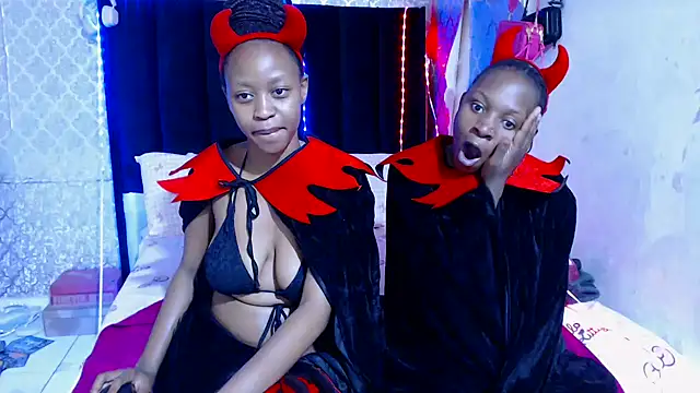 SexyPetitex25 online show from October 31, 7:43 pm