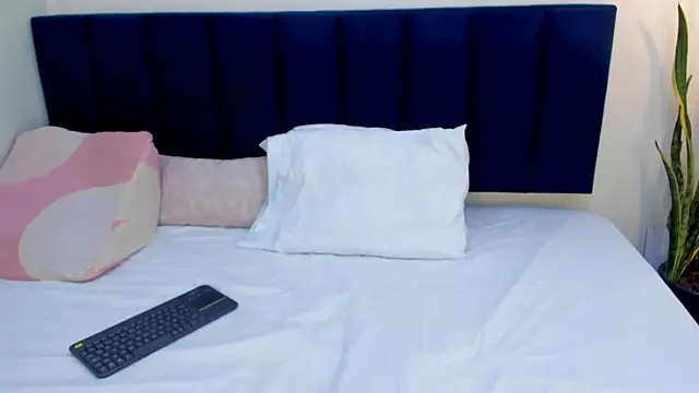 sophieturner mg online show from April 13, 7:07 pm