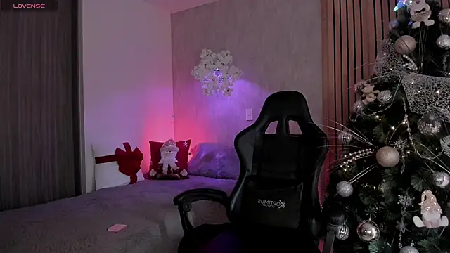 Snapshot of emma______ chatting on December 2, 8:43 pm emma online show from December 2, 8:43 pm