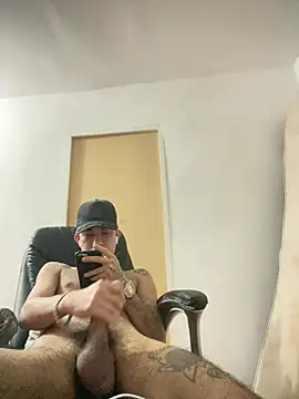 Snapshot of tattoos22 chatting on February 28, 4:39 pm tattoos22 online show from February 28, 4:39 pm