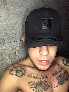 Snapshot of tattoos22 chatting on November 7, 12:37 am tattoos22 online show from November 7, 12:37 am