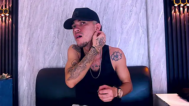 Snapshot of tattoos22 chatting on November 27, 12:27 pm tattoos22 online show from November 27, 12:27 pm