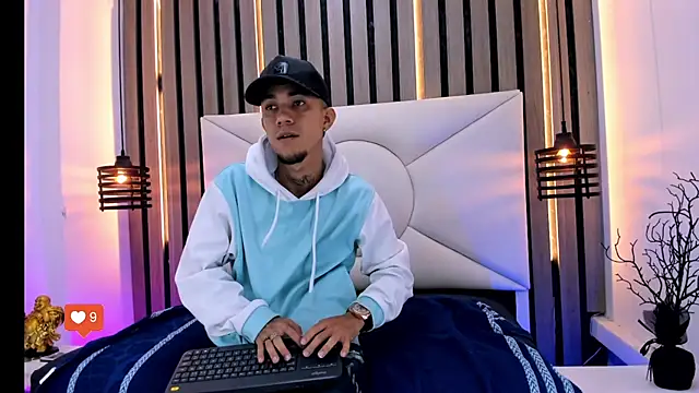 Snapshot of tattoos22 chatting on November 15, 1:04 pm tattoos22 online show from November 15, 1:04 pm