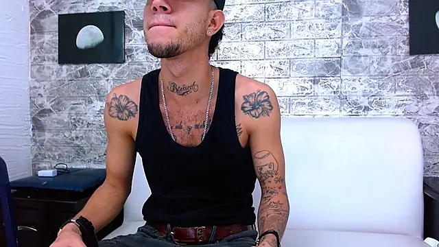 Snapshot of tattoos22 chatting on November 29, 11:43 am tattoos22 online show from November 29, 11:43 am