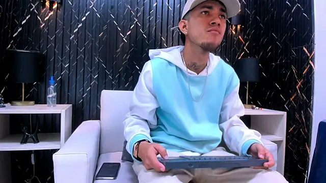 Snapshot of tattoos22 chatting on November 24, 1:00 pm tattoos22 online show from November 24, 1:00 pm