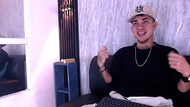 Snapshot of tattoos22 chatting on November 20, 12:06 pm tattoos22 online show from November 20, 12:06 pm