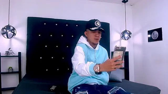 Snapshot of tattoos22 chatting on November 17, 12:20 pm tattoos22 online show from November 17, 12:20 pm