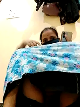 Snapshot of malteejat chatting on October 31, 2:13 pm malteejat online show from October 31, 2:13 pm