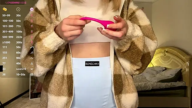 VibeQueenLucy online show from December 3, 6:25 am