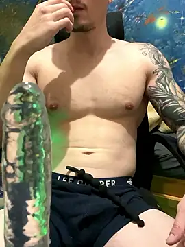 Snapshot of fronkie9384 chatting on January 13, 8:13 pm fronkie9384 online show from January 13, 8:13 pm