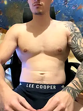 Snapshot of fronkie9384 chatting on December 13, 8:26 pm fronkie9384 online show from December 13, 8:26 pm