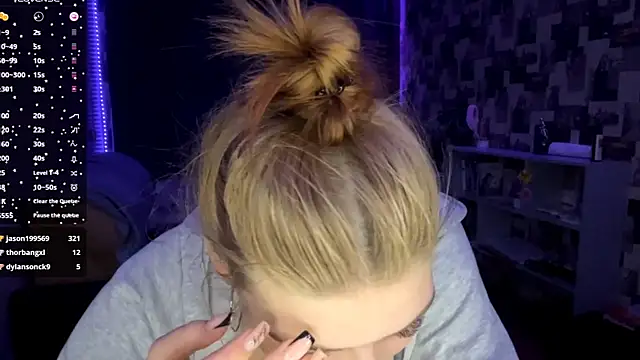 Snapshot of SwiiSweet chatting on December 13, 8:04 pm SwiiSweet online show from December 13, 8:04 pm