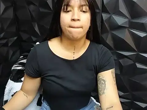 Snapshot of lil_charme chatting on October 7, 5:14 pm lil charme online show from October 7, 5:14 pm