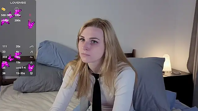 Snapshot of HelenMartines chatting on October 10, 11:11 am HelenMartines online show from October 10, 11:11 am