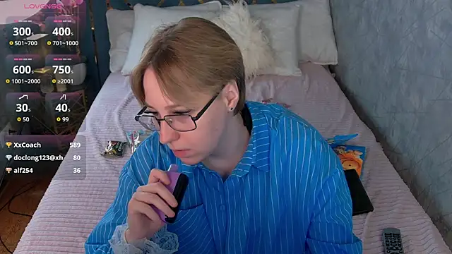 Snapshot of AlexandraGreen chatting on July 20, 4:09 am AlexandraGreen online show from July 20, 4:09 am