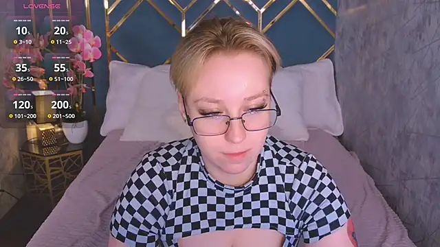 AlexandraGreen online show from April 6, 9:05 pm