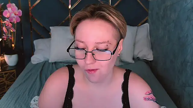 AlexandraGreen online show from April 3, 9:32 pm