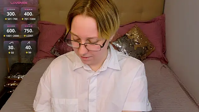 Snapshot of AlexandraGreen chatting on June 19, 9:31 pm AlexandraGreen online show from June 19, 9:31 pm
