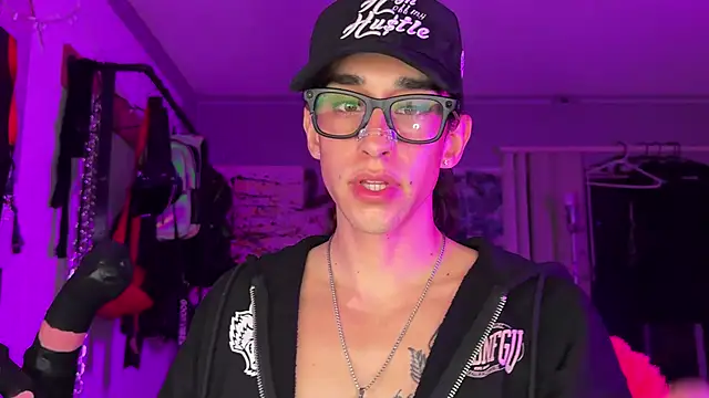 Snapshot of xoFrankie chatting on November 8, 3:21 am xoFrankie online show from November 8, 3:21 am