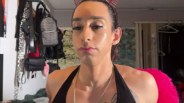 Snapshot of xoFrankie chatting on November 1, 3:13 am xoFrankie online show from November 1, 3:13 am