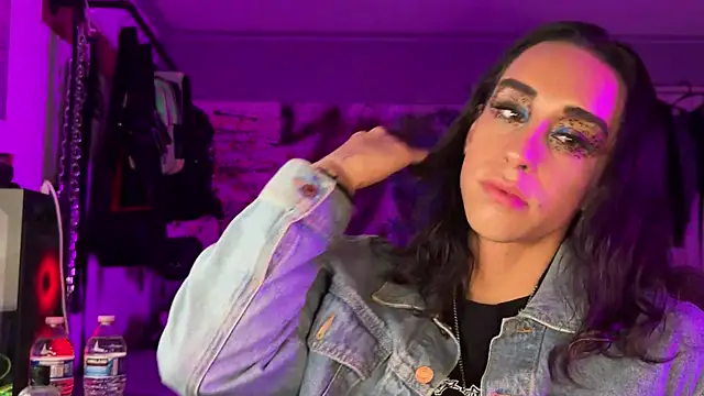 Snapshot of xoFrankie chatting on November 28, 6:46 am xoFrankie online show from November 28, 6:46 am