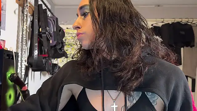 Snapshot of xoFrankie chatting on December 2, 2:34 am xoFrankie online show from December 2, 2:34 am