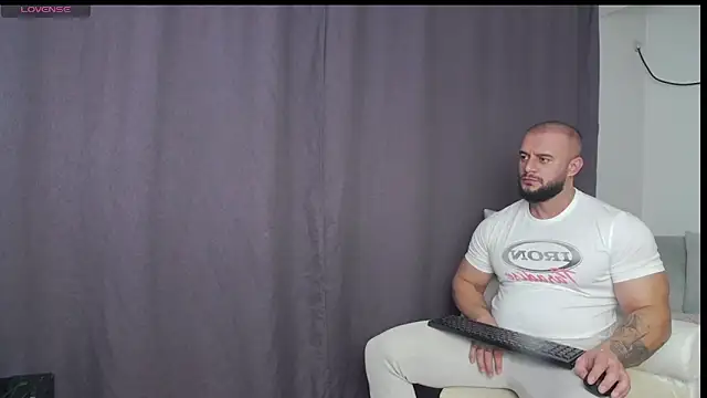 Snapshot of RickyMiami1 chatting on November 13, 8:24 pm RickyMiami1 online show from November 13, 8:24 pm