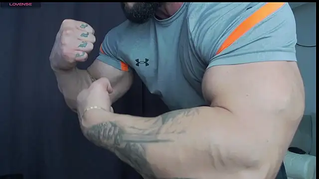 Snapshot of RickyMiami1 chatting on November 9, 6:23 pm RickyMiami1 online show from November 9, 6:23 pm