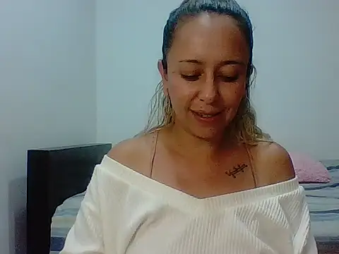 Snapshot of leah_susman chatting on November 15, 2:15 am leah susman online show from November 15, 2:15 am