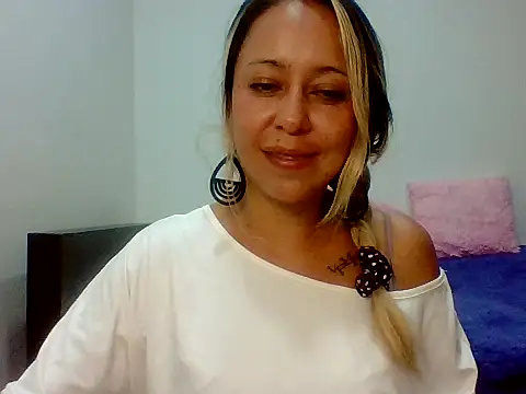 Snapshot of leah_susman chatting on November 18, 2:27 am leah susman online show from November 18, 2:27 am