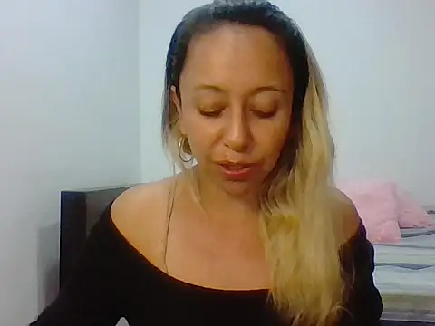 Snapshot of leah_susman chatting on November 12, 1:21 am leah susman online show from November 12, 1:21 am