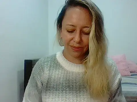 Snapshot of leah_susman chatting on November 13, 2:15 am leah susman online show from November 13, 2:15 am