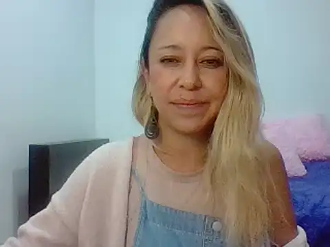 Snapshot of leah_susman chatting on November 22, 1:37 am leah susman online show from November 22, 1:37 am