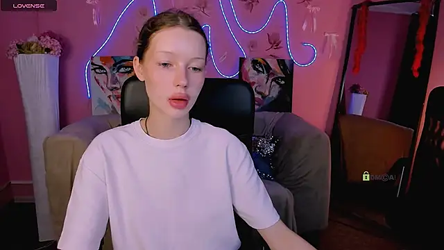 Snapshot of khloebeauty chatting on June 8, 5:52 am khloebeauty online show from June 8, 5:52 am