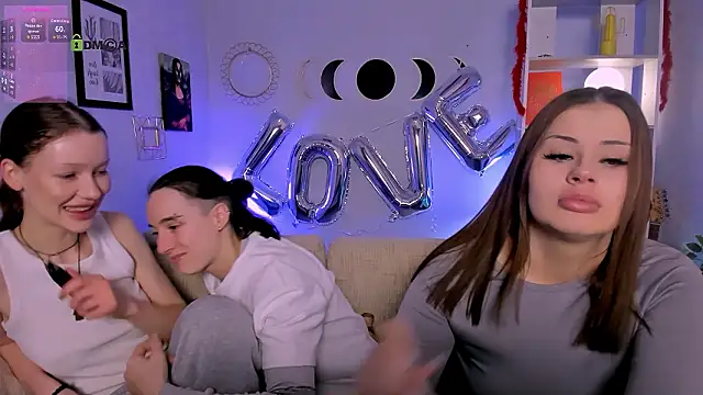 khloebeauty online show from February 6, 8:27 pm