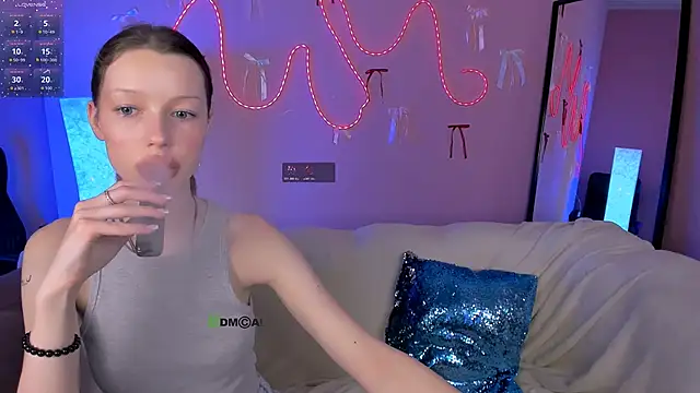 khloebeauty online show from March 8, 8:12 pm