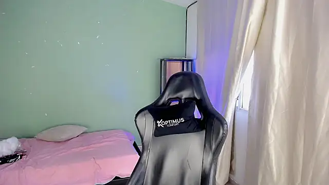 dilan hott  online show from November 1, 8:25 pm