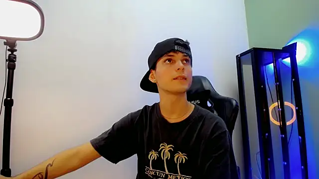 dilan hott  online show from December 3, 4:28 pm