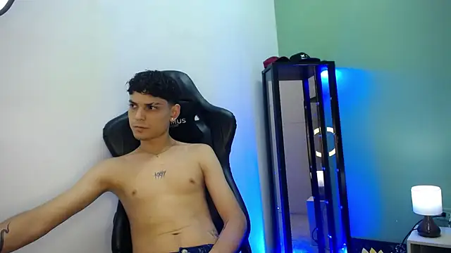 dilan hott  online show from December 21, 8:20 pm