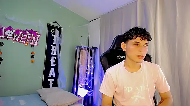 dilan hott  online show from October 27, 8:10 pm