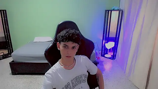 dilan hott  online show from September 19, 9:19 pm